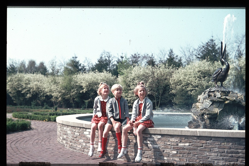 27.Efteling mei 1970 Brigitte,Marion,Peter.JPG